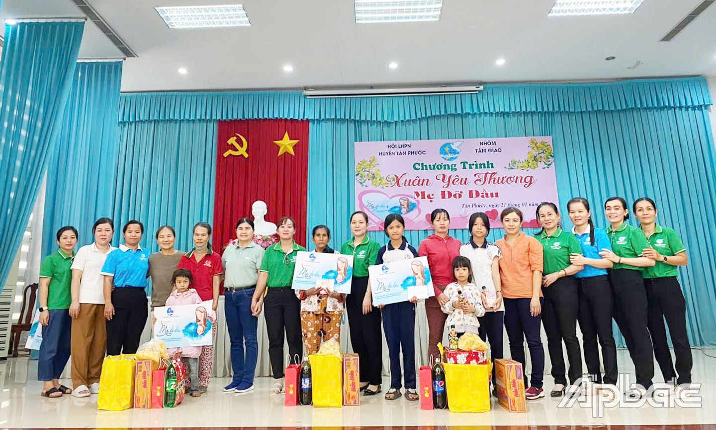 Hội LHPN huyện Tân Phước triển khai thực hiện Chương trình “Mẹ đỡ đầu” nhận nuôi dưỡng trẻ mồ côi do Covid-19 và các nguyên nhân khác.