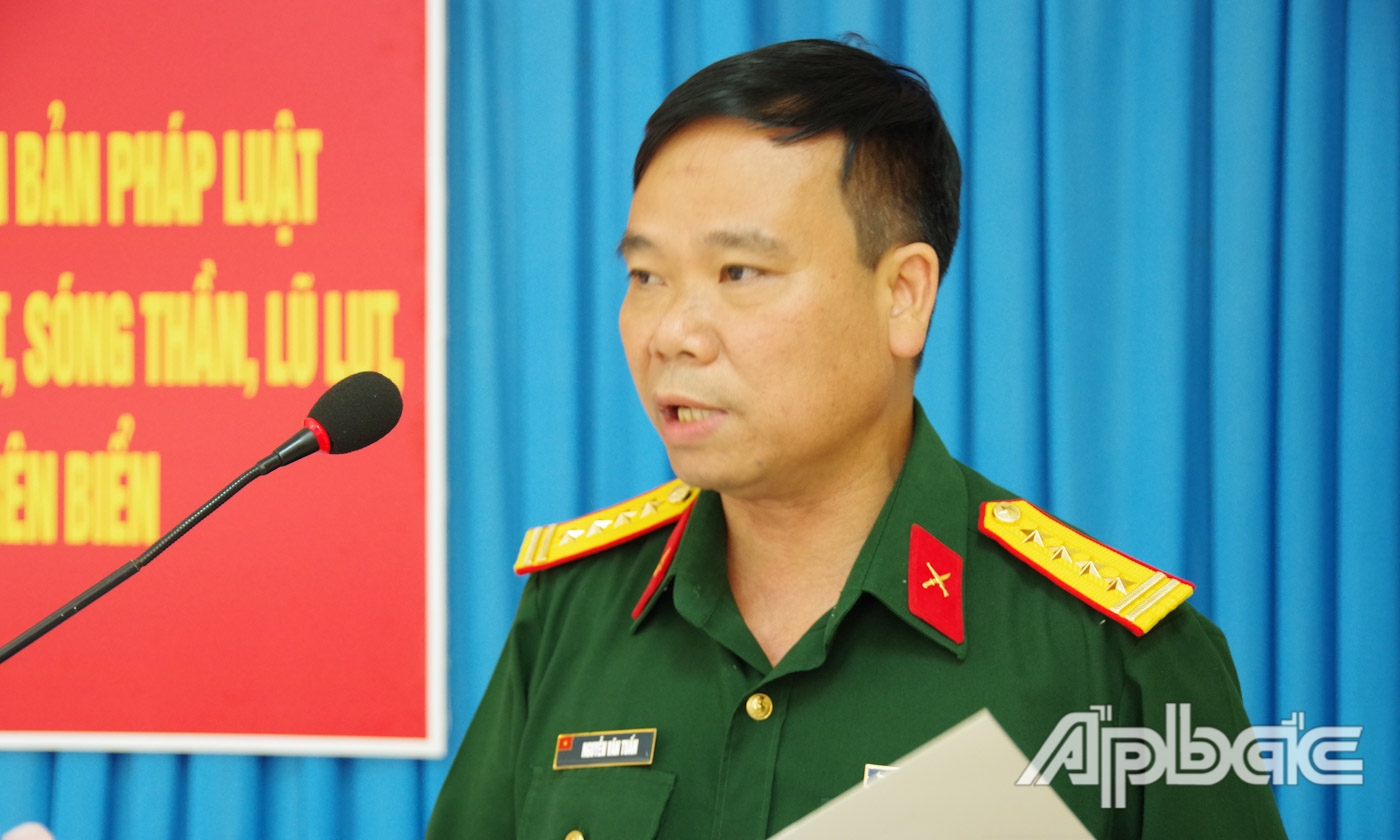 Đại tá Nguyễn Văn Tuấn phát biểu tại hội nghị.