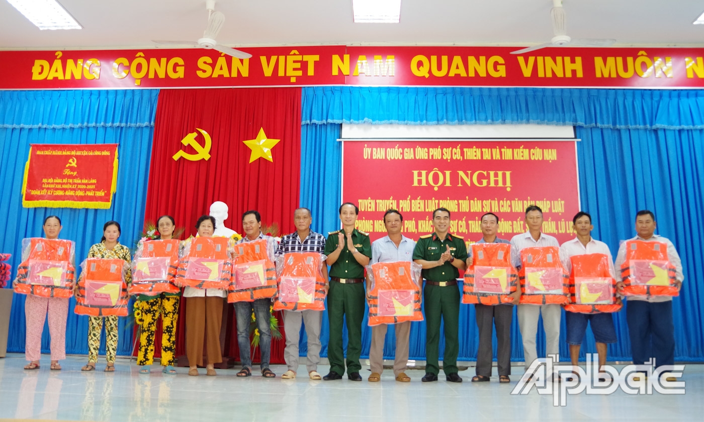 Bộ Chỉ huy Quân sự tỉnh và Bộ Chỉ huy Bộ đội Biên phòng tỉnh tặng quà cho ngư dân.