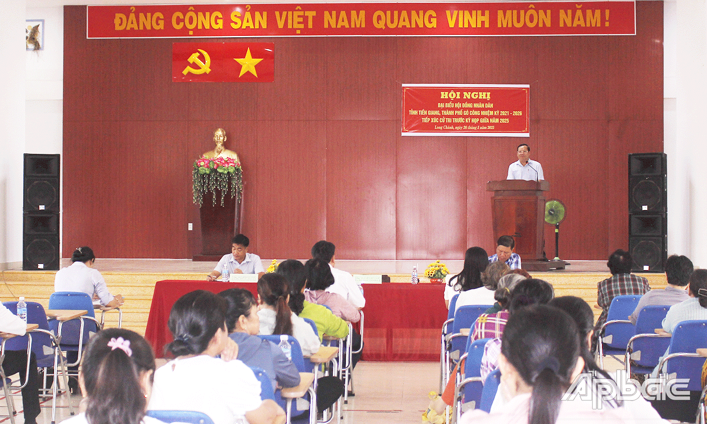 Quang cảnh buổi tiếp xúc cử tri.