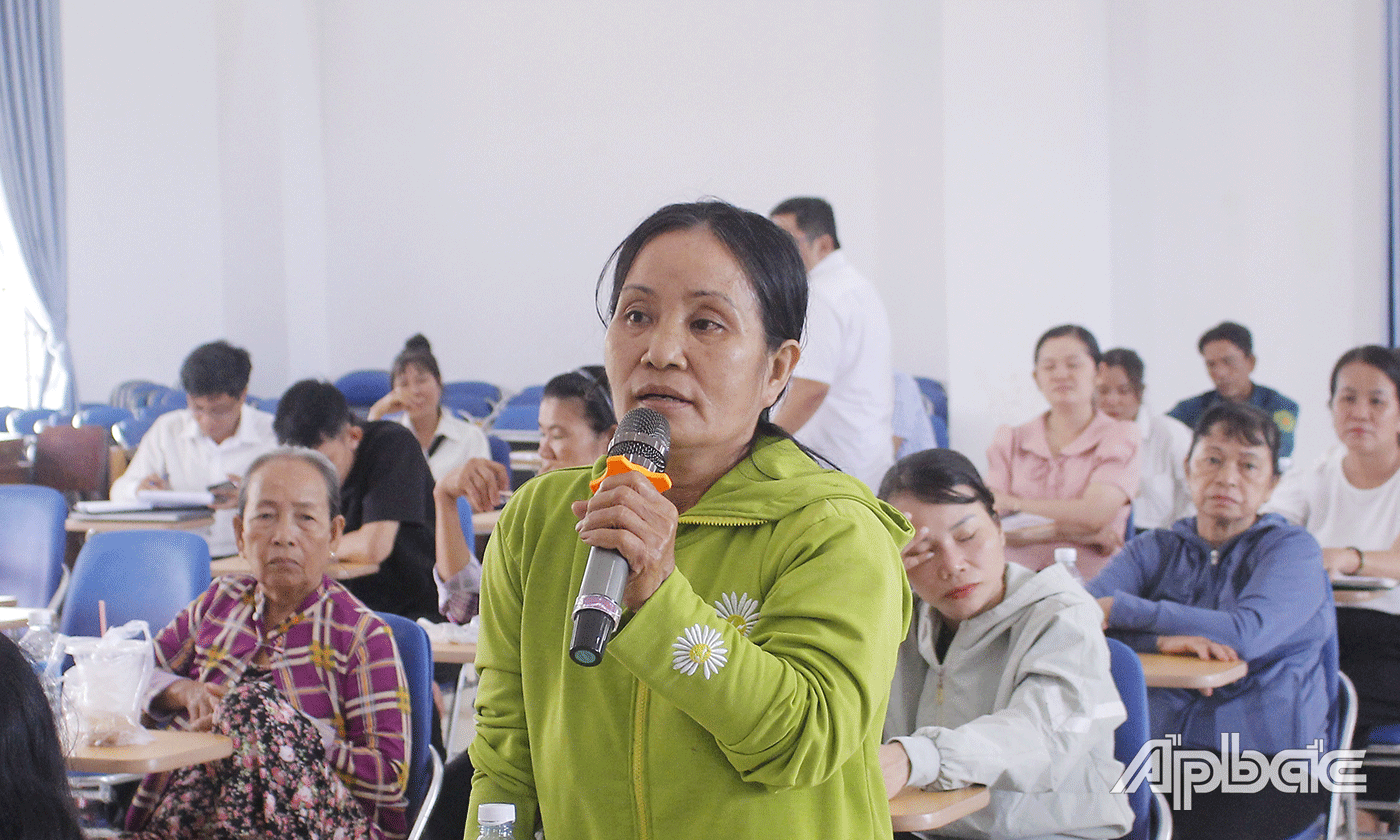 Cử tri phản ánh, kiến nghị tại buổi tiếp xúc. 