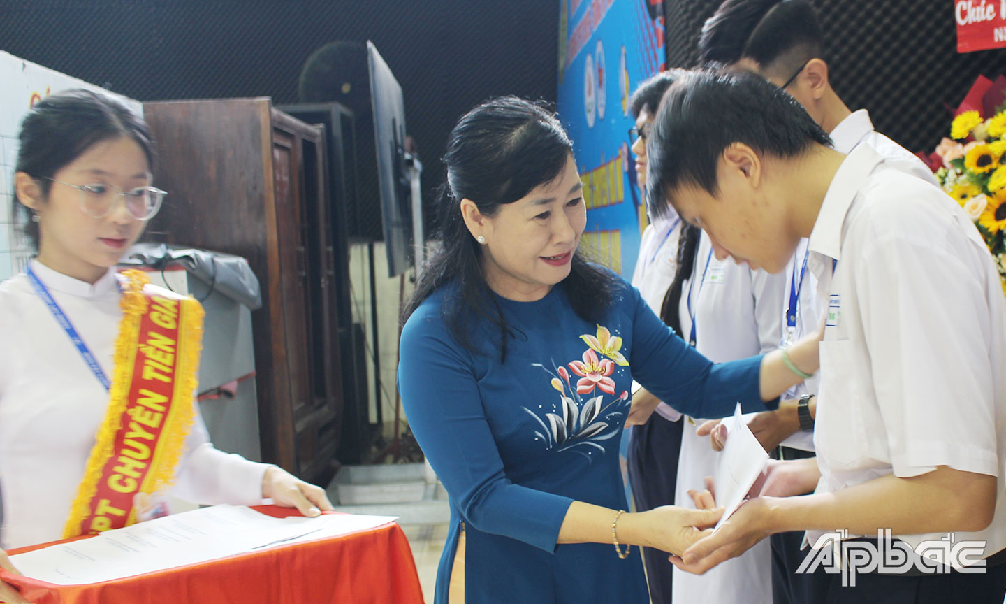 Đồng chí Châu Thị Mỹ Phương phát học bổng cho học sinh.