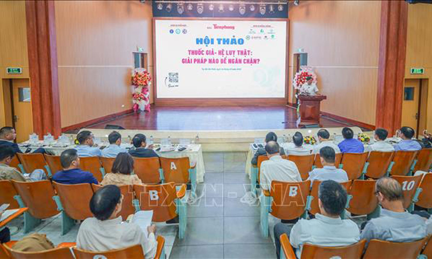 Quang cảnh Hội thảo “Thuốc giả - hệ lụy thật: Làm cách nào để ngăn chặn?”.