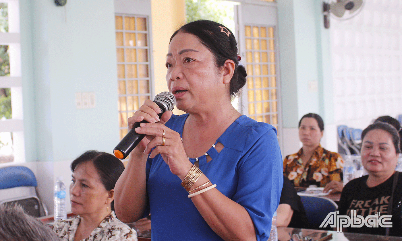 Cử tri phản ánh, kiến nghị tại buổi tiếp xúc. 