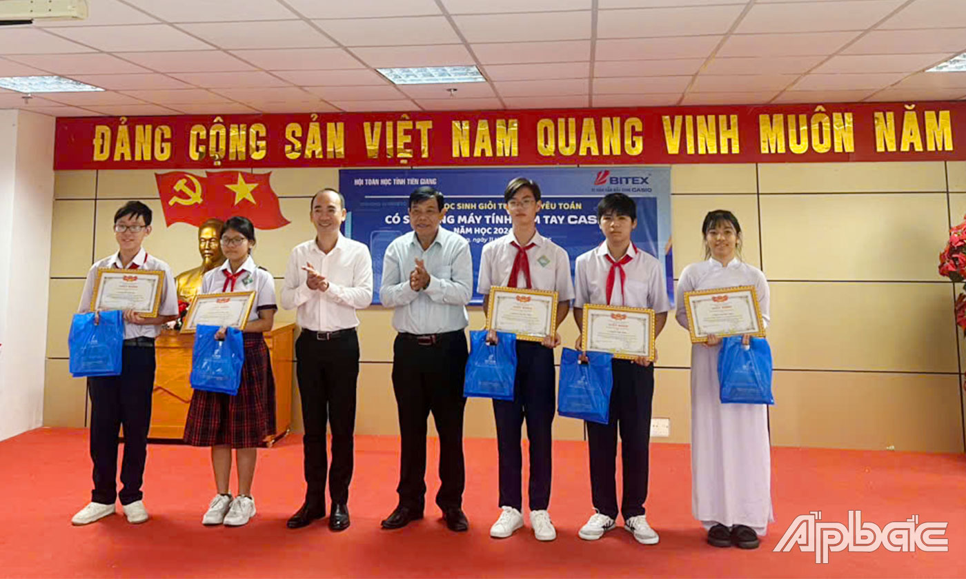 Ban Tổ chức trao giải Nhất lớp 8 cho các em học sinh 