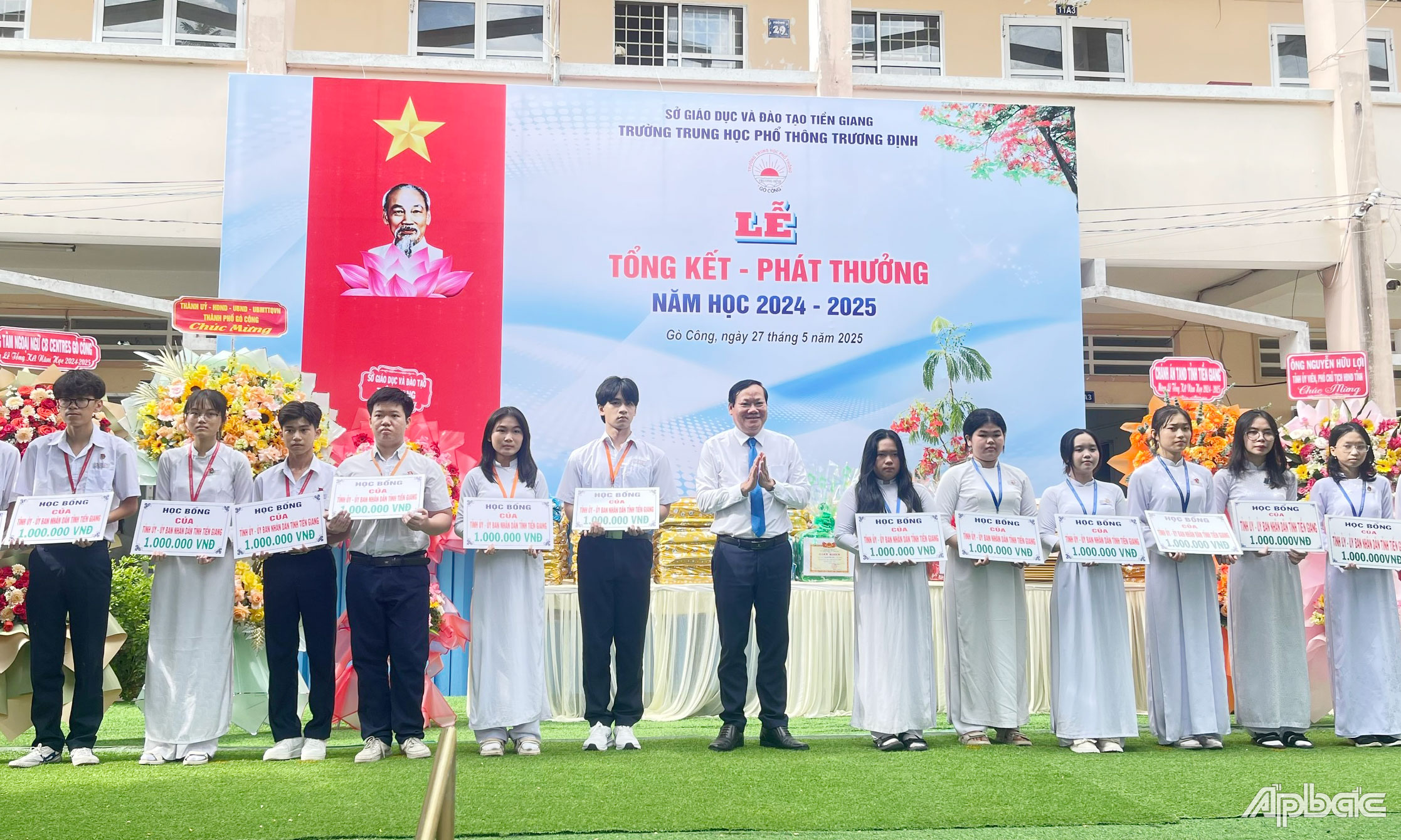 Đồng chí Nguyễn Hữu Lợi trao học bổng cho các học sinh.