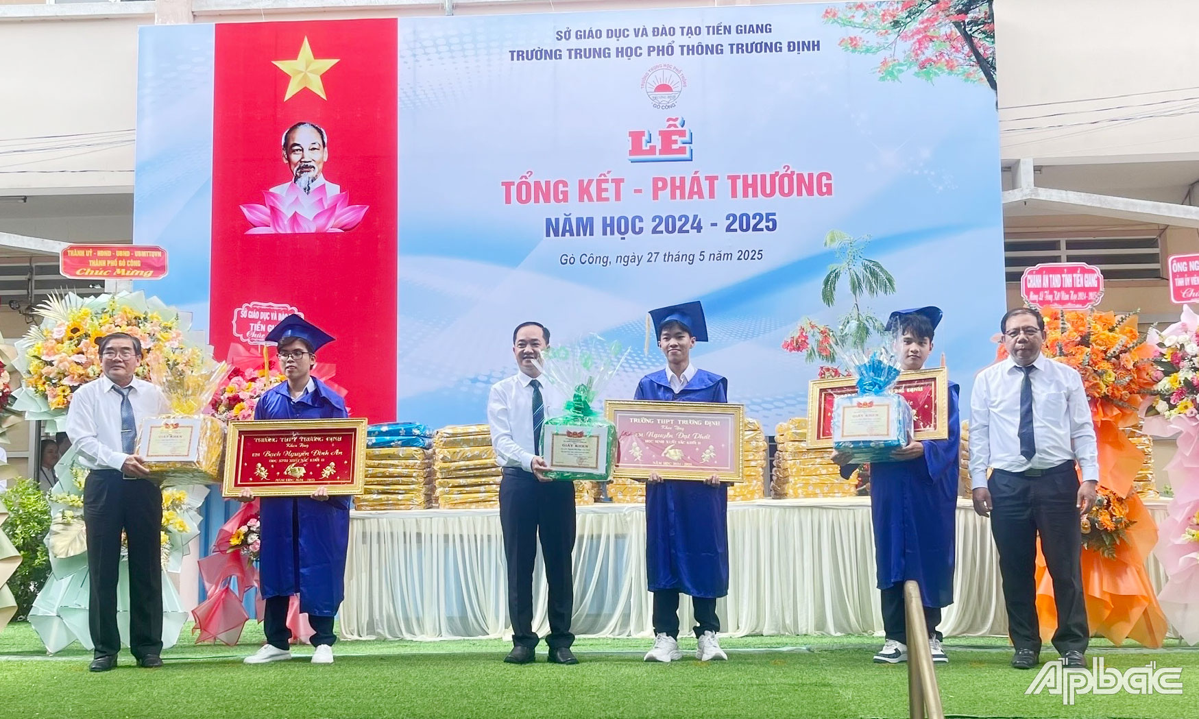 Trao thưởng cho các em học sinh giỏi nhất khối.