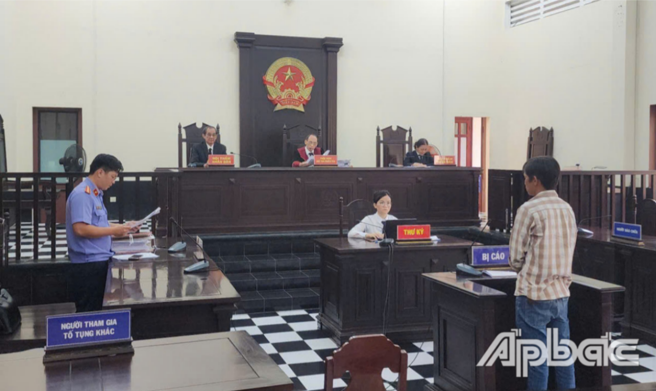 Quang cảnh buổi xét xử.