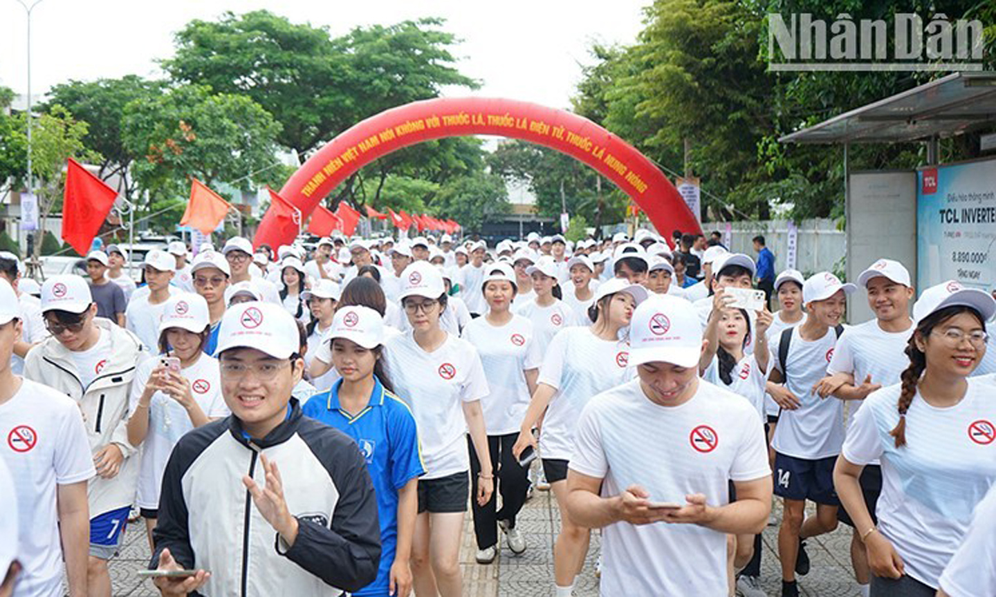 Young members of the Youth Union run to show their support for the “Vietnamese Youth Say No to Tobacco” campaign.