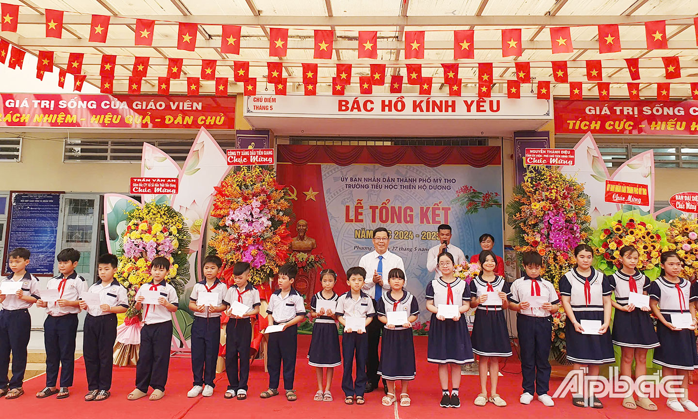 trao học bổng. 