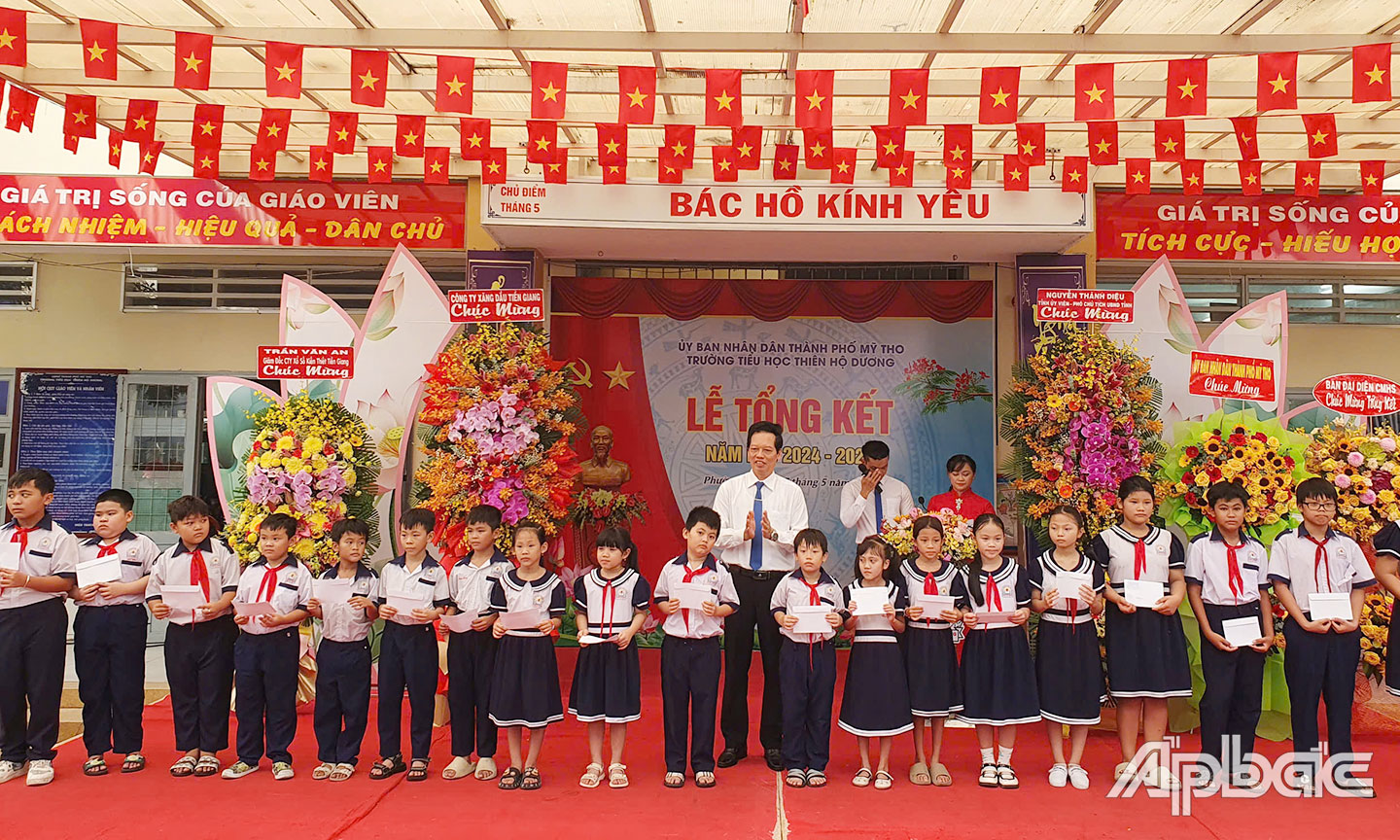 Đồng chí Nguyễn Thành Diệu trao học bổng. 