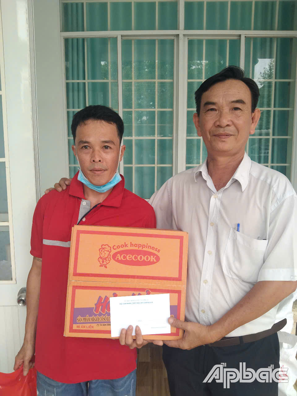 Ông Nguyễn Văn Dũng, Phó Chủ tịch Hội NNCĐDC TP. Mỹ Tho thăm hỏi, tặng quà cho NNCĐDC phường 2.