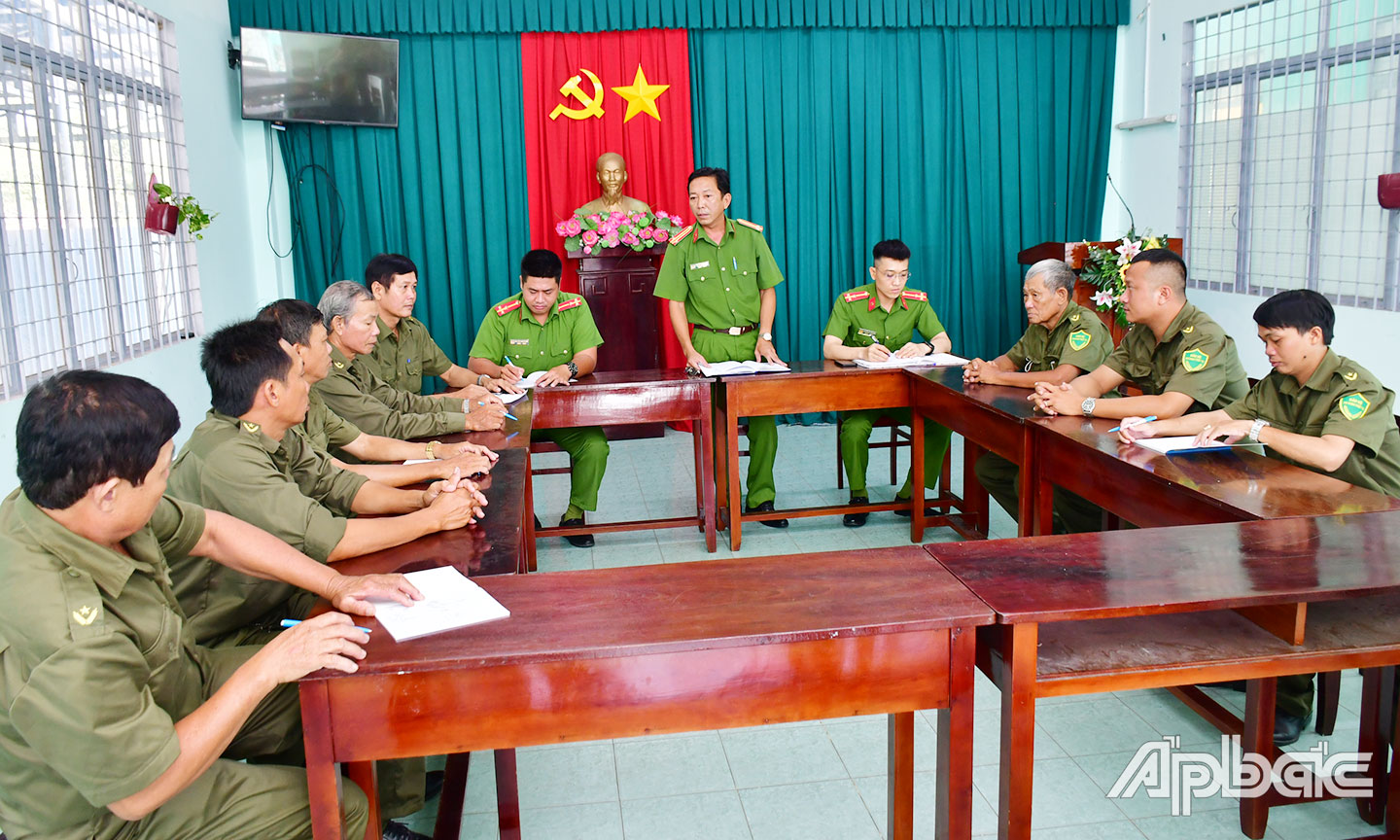 Công an xã Long An  tích cực  phối hợp với Quân sự -  lực lượng tham gia bảo vệ ANTT ở cơ sở trong công tác phòng, chống tội phạm. 