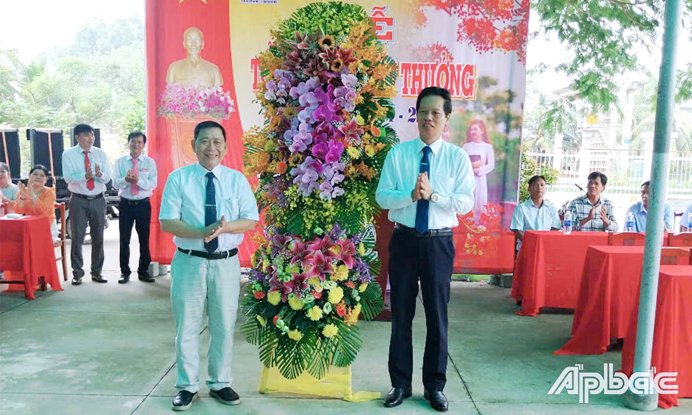 Đồng chí Nguyễn Thành Diệu trao tặng lẵng hoa chúc mừng tại buổi lễ