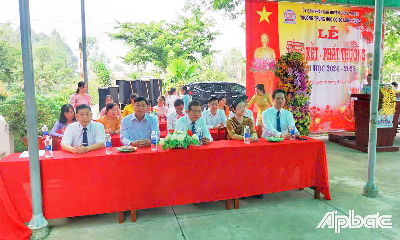 Lãnh đạo tỉnh, huyện tham dự buổi lễ tổng kết