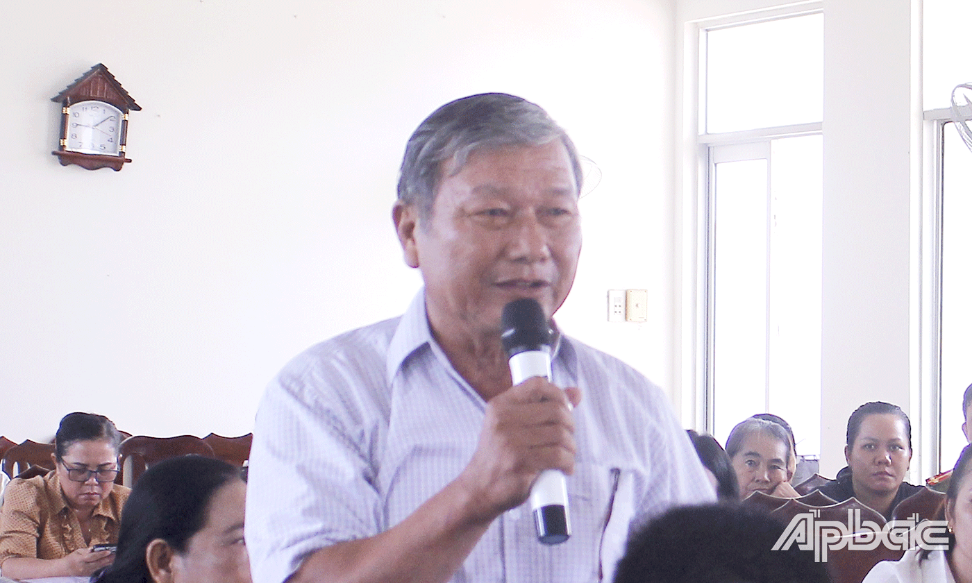 Cử tri phản ánh, kiến nghị tại buổi tiếp xúc. 