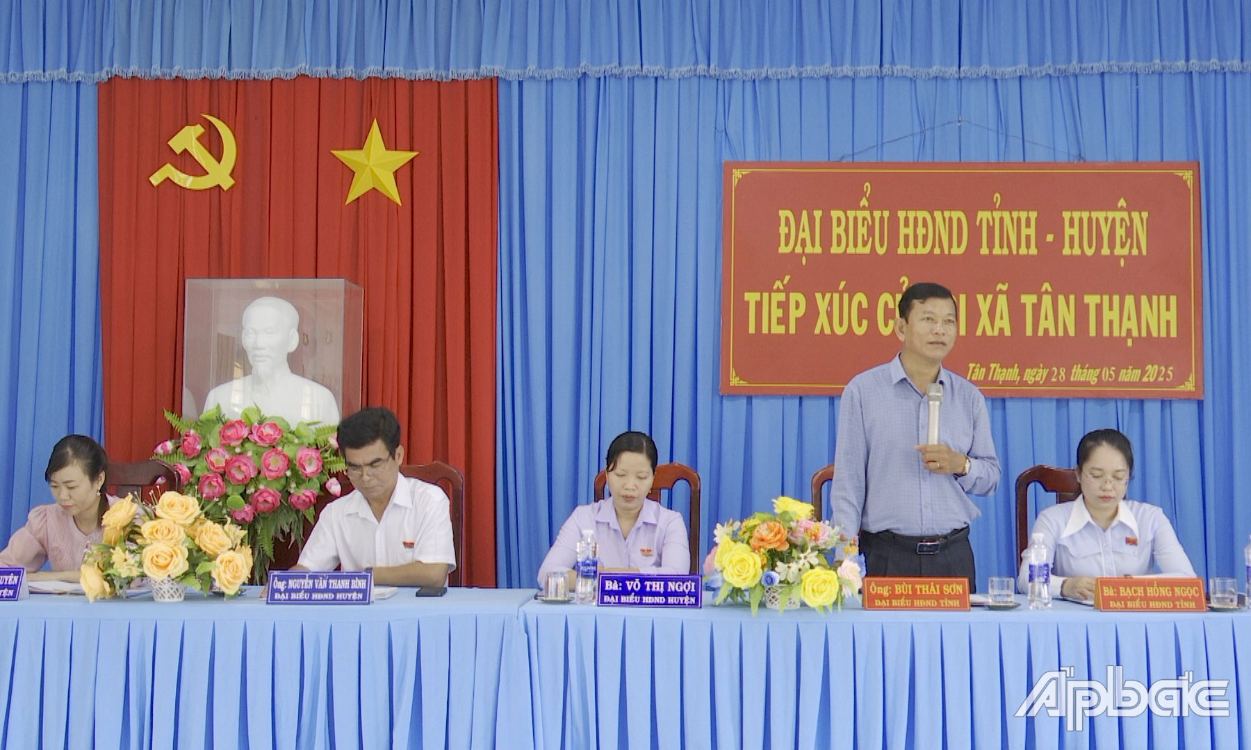 Đồng chí Bùi Thái Sơn phát biểu tại buổi tiếp xúc cử tri.