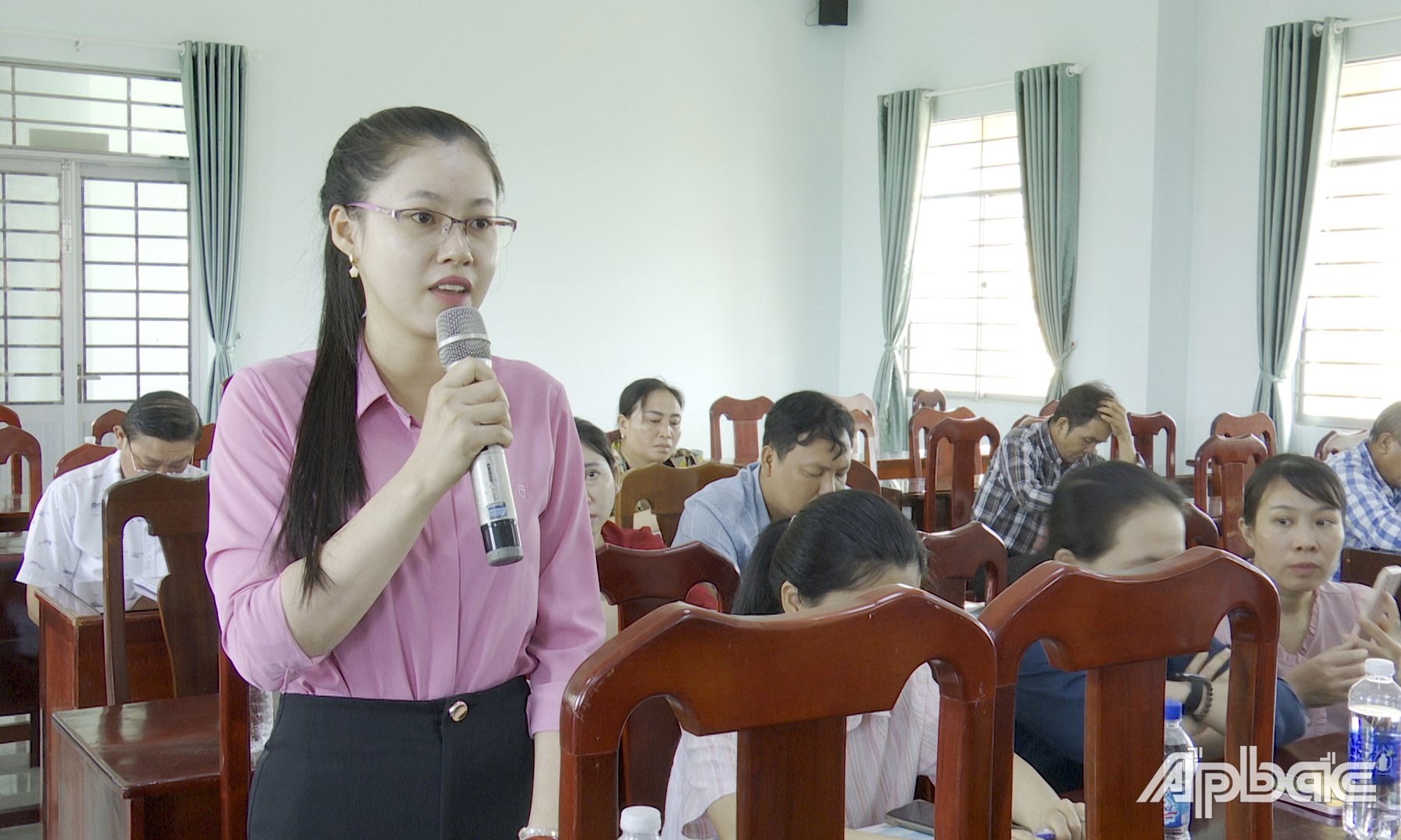 Cử tri phản ánh, kiến nghị tại buổi tiếp xúc.