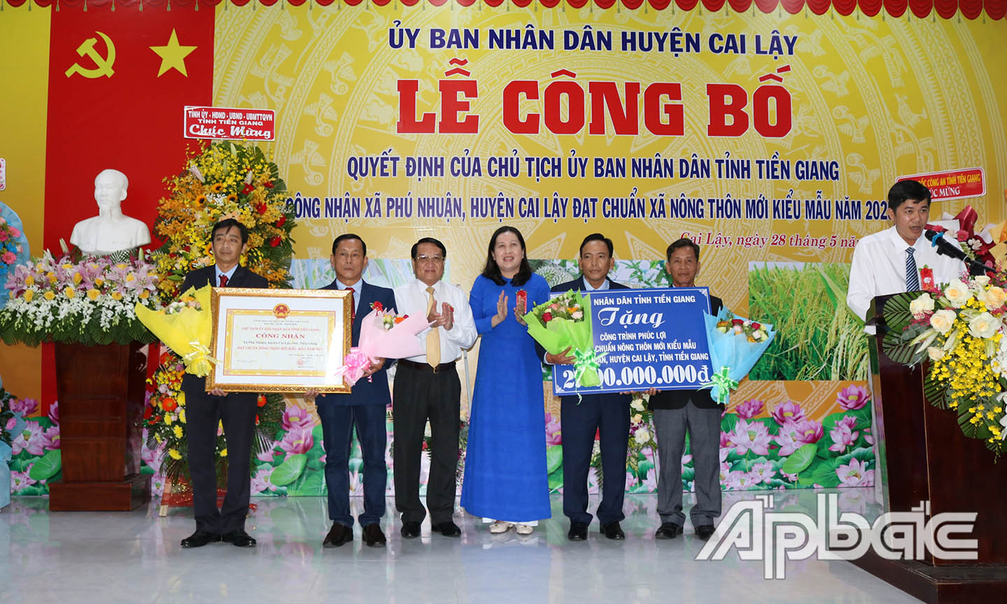 Trao bằng công nhận và công trình phúc lợi trị giá 2 tỷ đồng cho Đảng bộ, chính quyền và Nhân dân xã Phú Nhuận