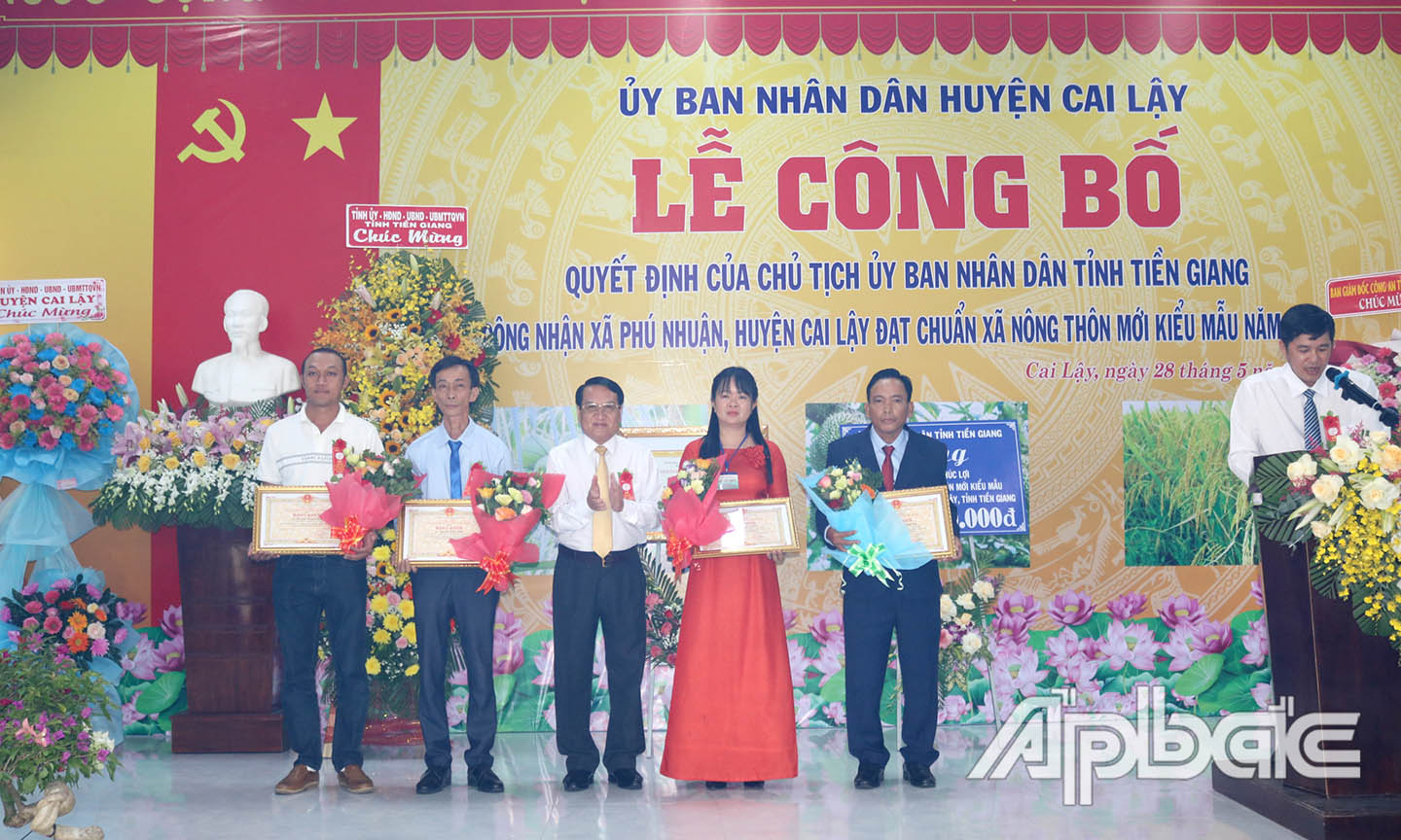 Ông Phạm Văn Trọng, Tỉnh ủy viên, Phó Chủ tịch UBND tỉnh Tiền Giang Trao bằng khen của UBND tỉnh cho các cá nhân