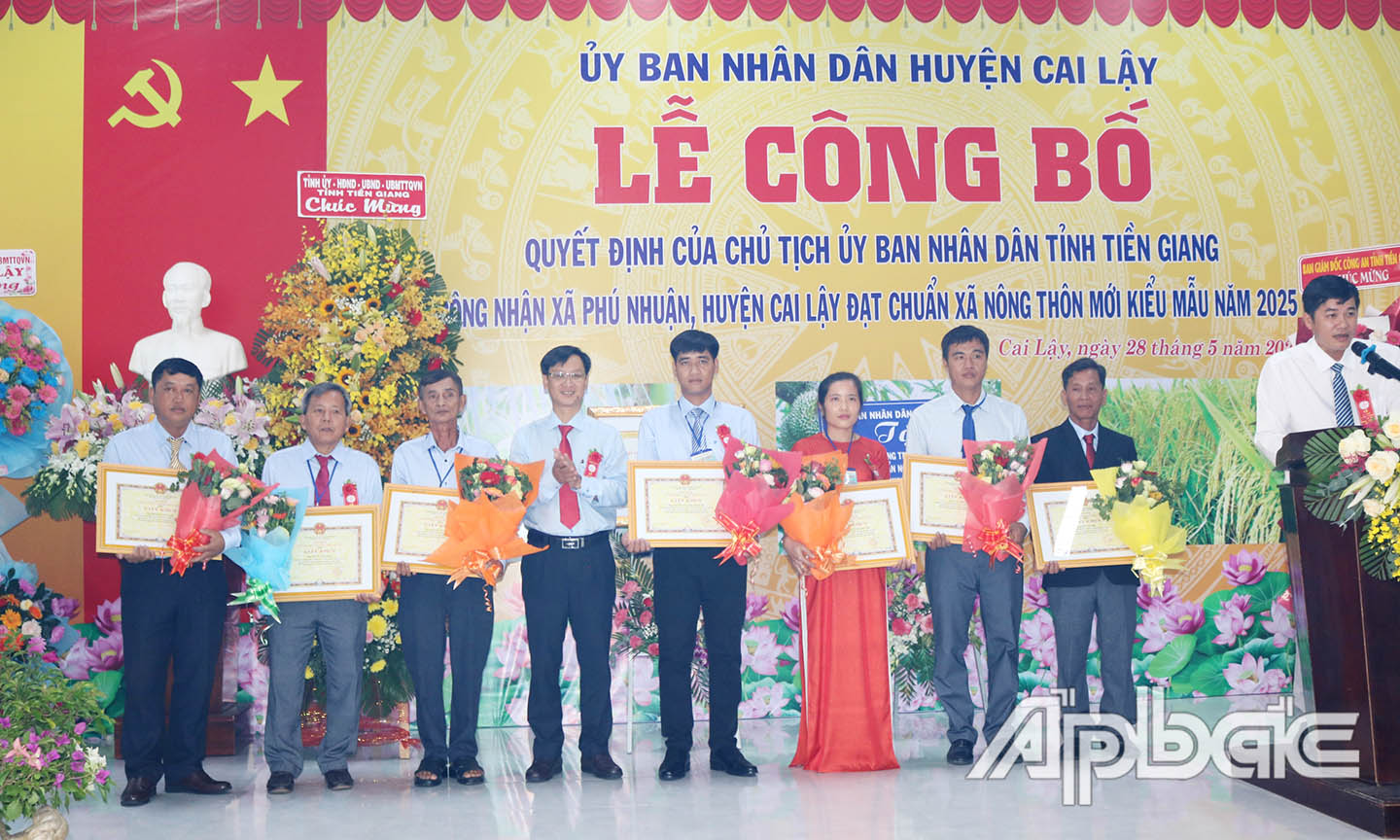 Ông Huỳnh Vũ Phương, Phó Bí thư Huyện ủy, Chủ tịch UBND huyện trao giấy khen của UBND huyện Cai Lậy cho các cá nhân