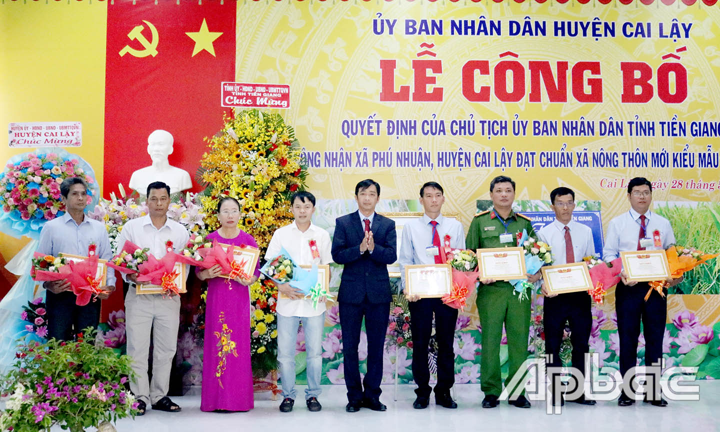 Đồng chí Huỳnh Khắc Chung, Bí thư Đảng ủy xã Phú Nhuận trao giấy khen cho các cá nhân