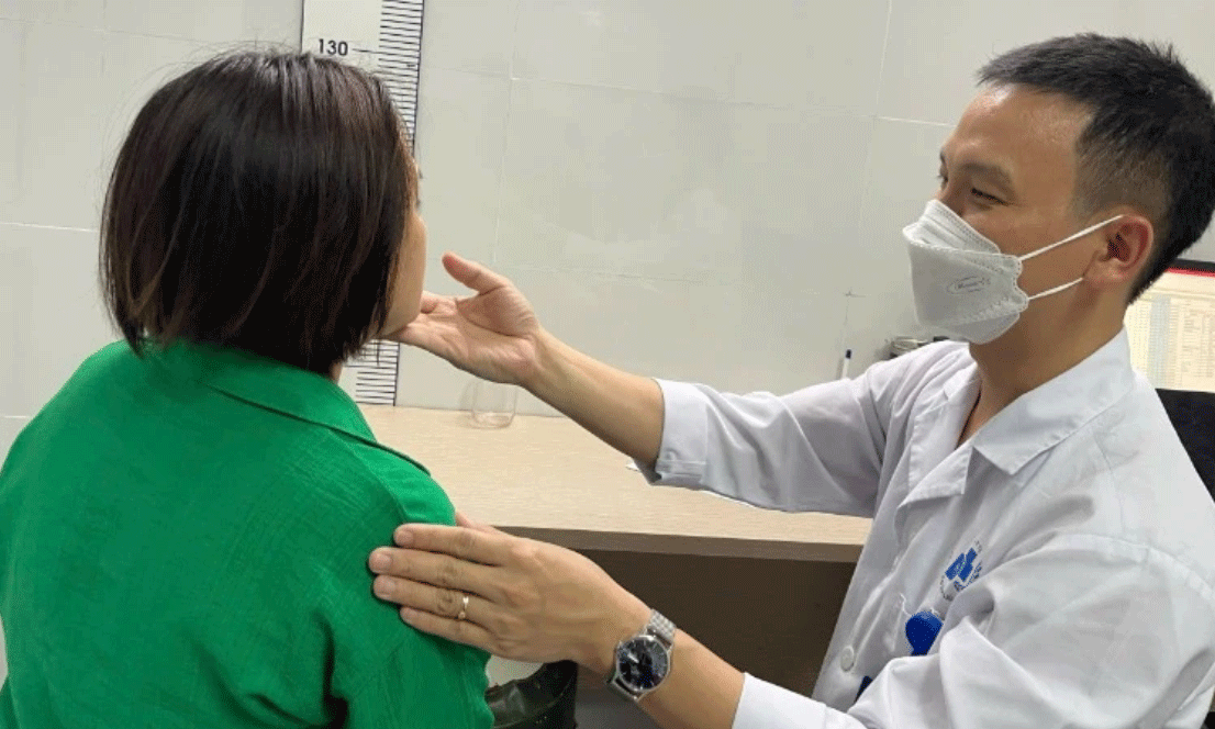 Bác sĩ Bệnh viện da liễu Trung ương tư vấn làm đẹp da cho người dân.