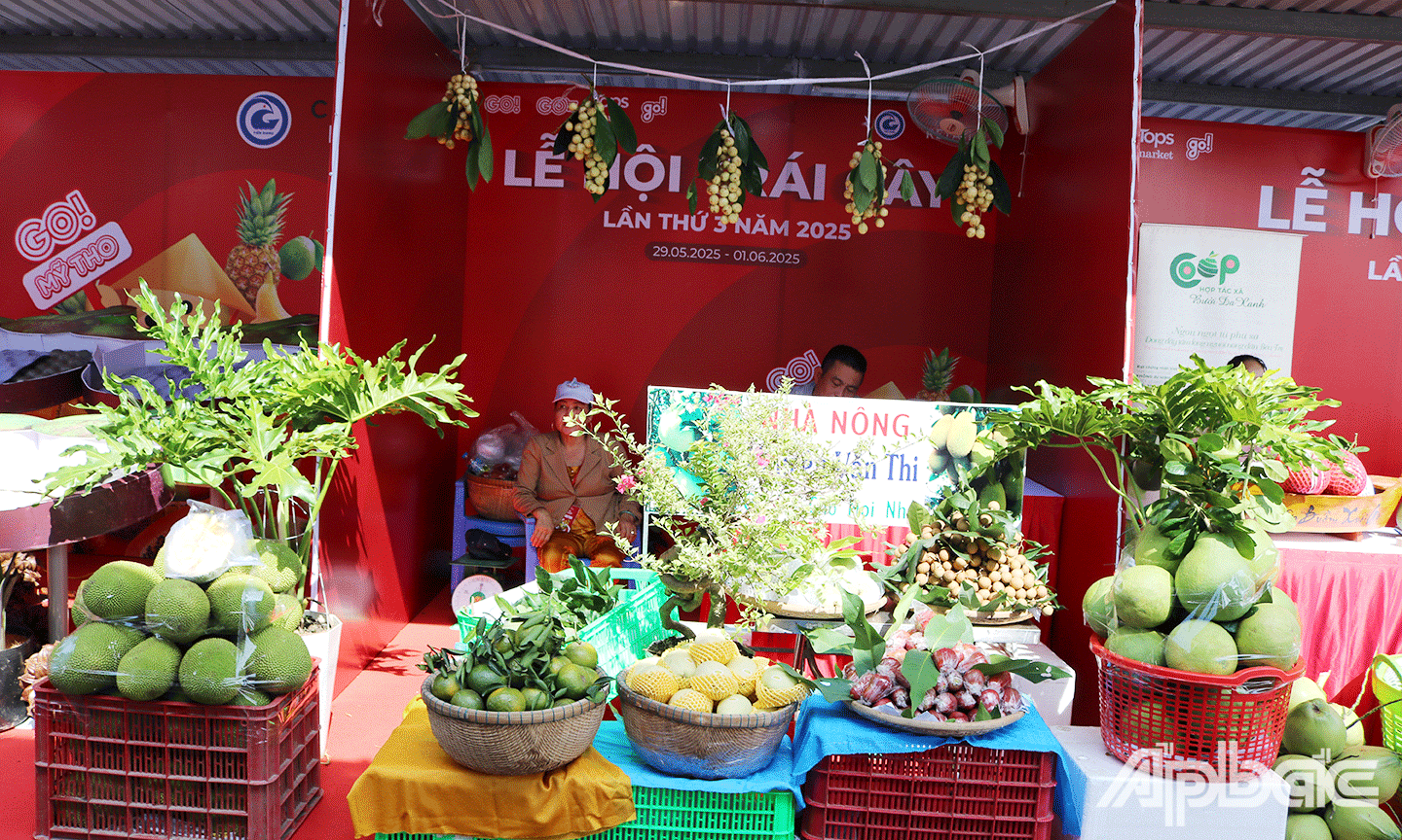 Các doanh nghiệp, hộ kinh doanh trưng bày sản phẩm tại chương trình
