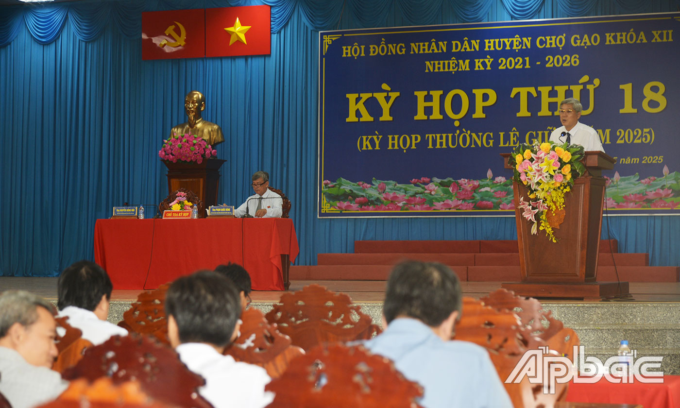 Đồng chí Nguyễn Hồng Hữu, Bí thư Huyện ủy, Chủ tịch HĐND huyện phát biểu tại kỳ họp.