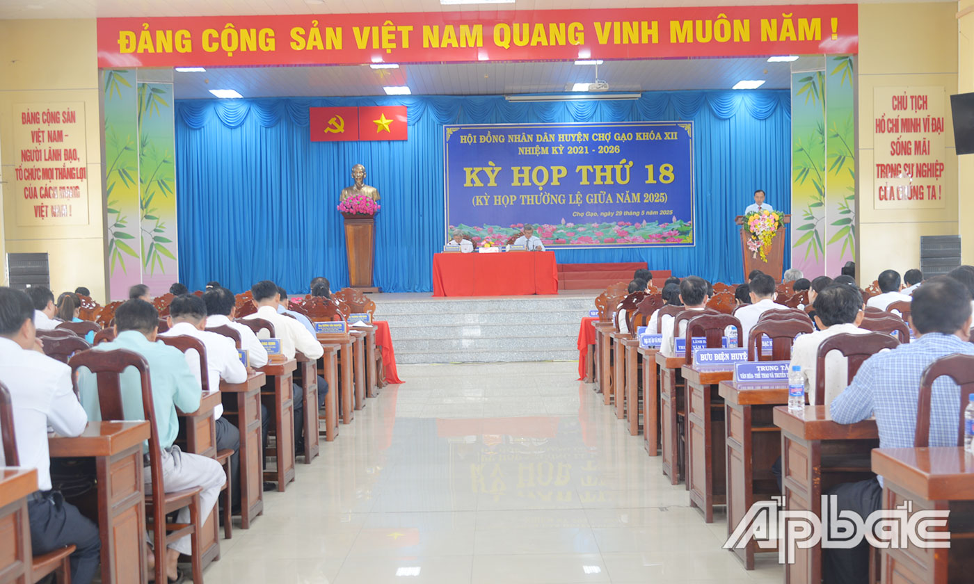Đồng chí Phạm Hùng Vinh, Chủ tịch UBND huyện giải trình các kiến nghị của đại biểu và cử tri.