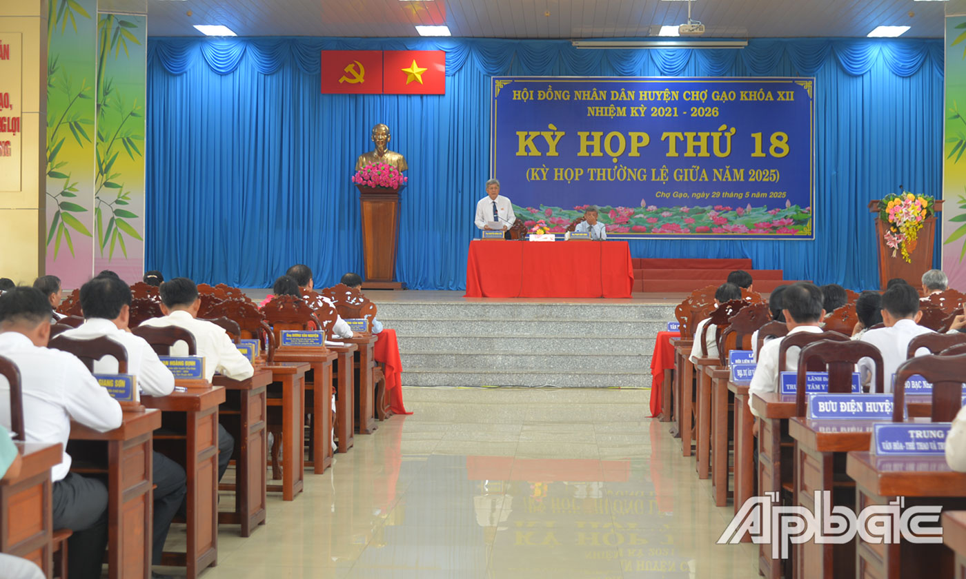 Đồng chí Nguyễn Hồng Hữu, Bí thư Huyện ủy, Chủ tịch HĐND huyện gợi ý thảo luận.