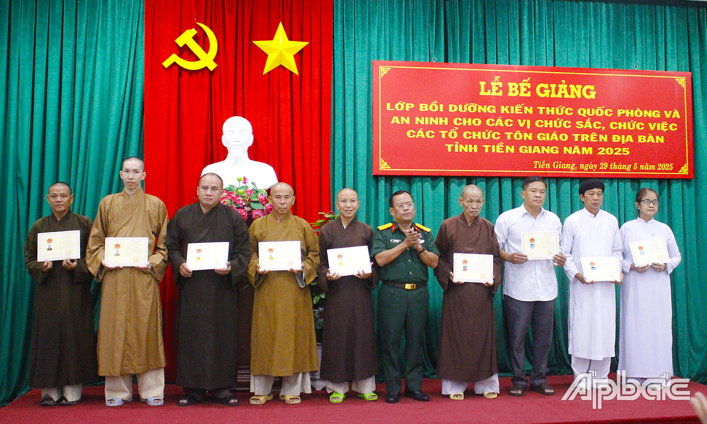Trao Giấy chứng nhận hoàn thành chương trình bồi dưỡng kiến thức QP&AN cho các vị chức sắc, chức việc. 