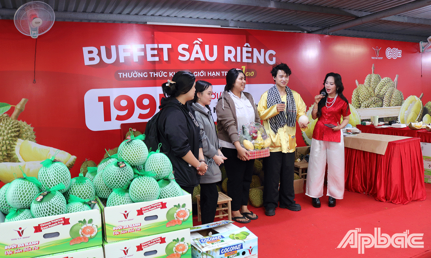 lần đầu tiên Ban tổ chức giới thiệu tới đông đảo khách tham dự sự kiện một hoạt động độc đáo: Chương trình Buffet Sầu Riêng đầu tiên, được phát triển với sự hợp tác của tập đoàn Vina T&T. Chỉ với 199.000 VNĐ, khách hàng có thể thưởng thức sầu riêng hảo hạng trong vòng một giờ – kèm theo nước dừa tươi mát – một đặc sản địa phương tuyệt vời dành cho những người yêu thích trái cây và du khách muốn khám phá, đồng thời là một cách làm mới táo bạo để quảng bá “vua của các loại trái cây” của Việt Nam.