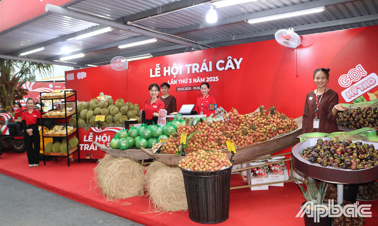 Các loại trái cây trưng bày giới thiệu đến khách tham quan, mua sắm tại sự kiện