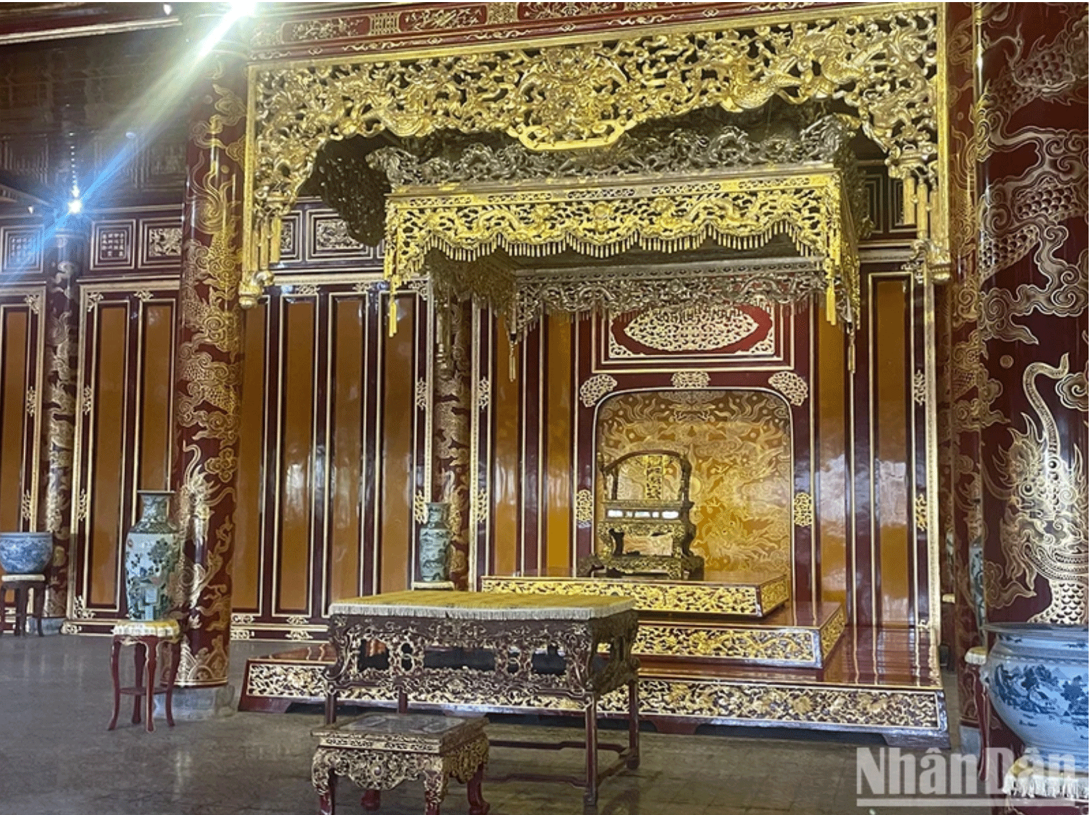 Bảo vật Ngai vàng triều Nguyễn vừa bị xâm hại.