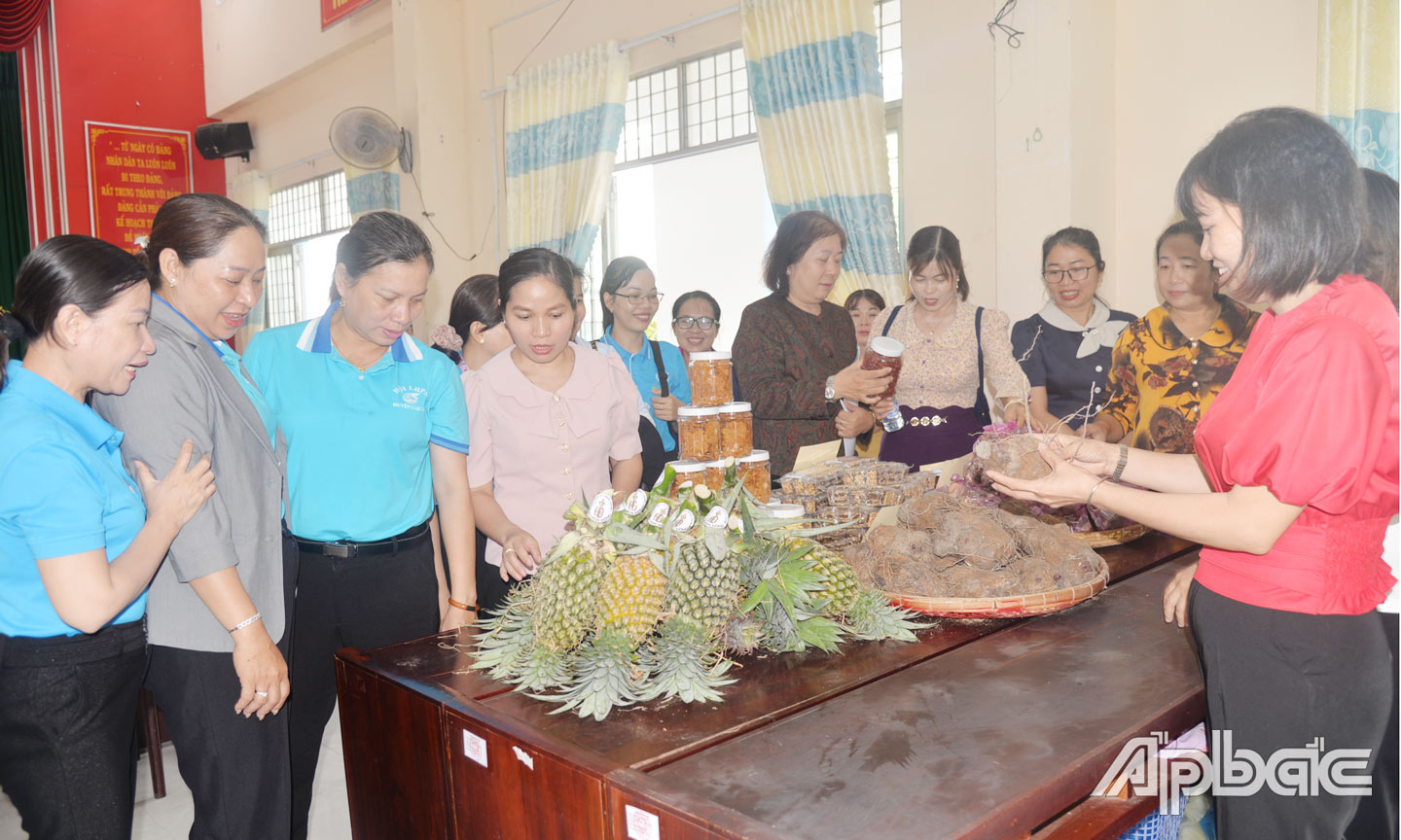 Cán bộ, HVPN tham gia chia sẻ kinh nghiệm trong quản lý, điều hành mô hình KTTT  tại HTX Tân Hòa Đông, huyện Tân Phước.