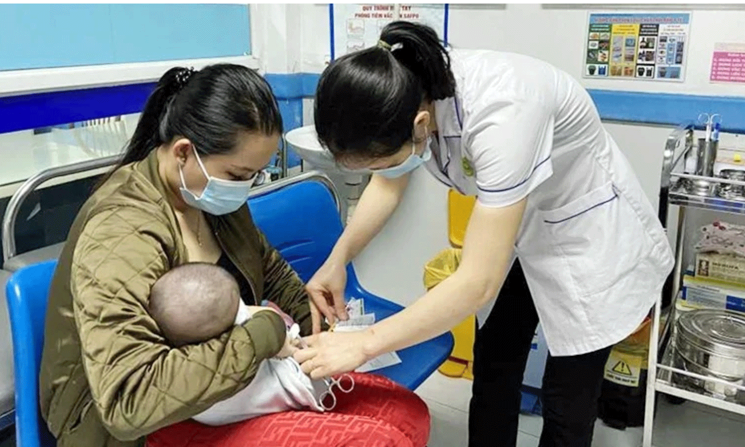 Tiêm vaccine cho trẻ em tại Trung tâm Kiểm soát bệnh tật tỉnh Quảng Ninh. (Ảnh: NGUYỄN HUẾ)