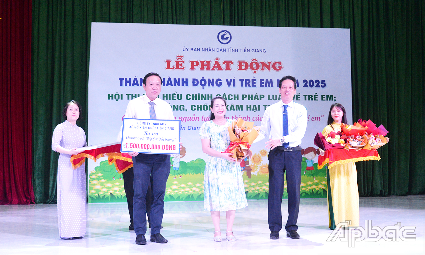 Đồng chí Nguyễn Thành Diệu, Tỉnh ủy viên, Phó Chủ tịch UBND tỉnh, Chủ tịch Hội đồng bảo vệ, chăm sóc trẻ em tỉnh Tiền Giang cùng Tiến sĩ Nguyễn Văn Dương, Tỉnh ủy viên, Giám đốc Sở Y tế, Phó Chủ tịch Thường trực Hội đồng bảo vệ, chăm sóc trẻ em tỉnh Tiền Giang tiếp nhận bảng tượng trưng 1,5 tỷ đồng đóng góp từ Công ty TNHH MTV Xổ số Tiền Giang