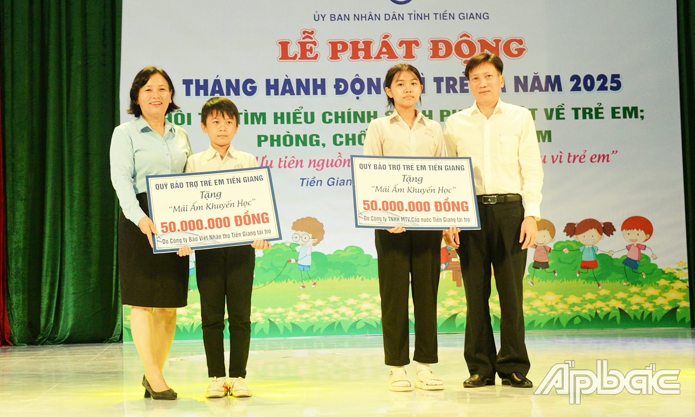 cho em Lê Thanh Tấn, học sinh Trường THCS Nguyễn Tuấn Việt, huyện Cai Lậy và em Nguyễn Ngọc Thùy Anh, học sinh Trường THCS Song Bình, huyện Chợ Gạo.