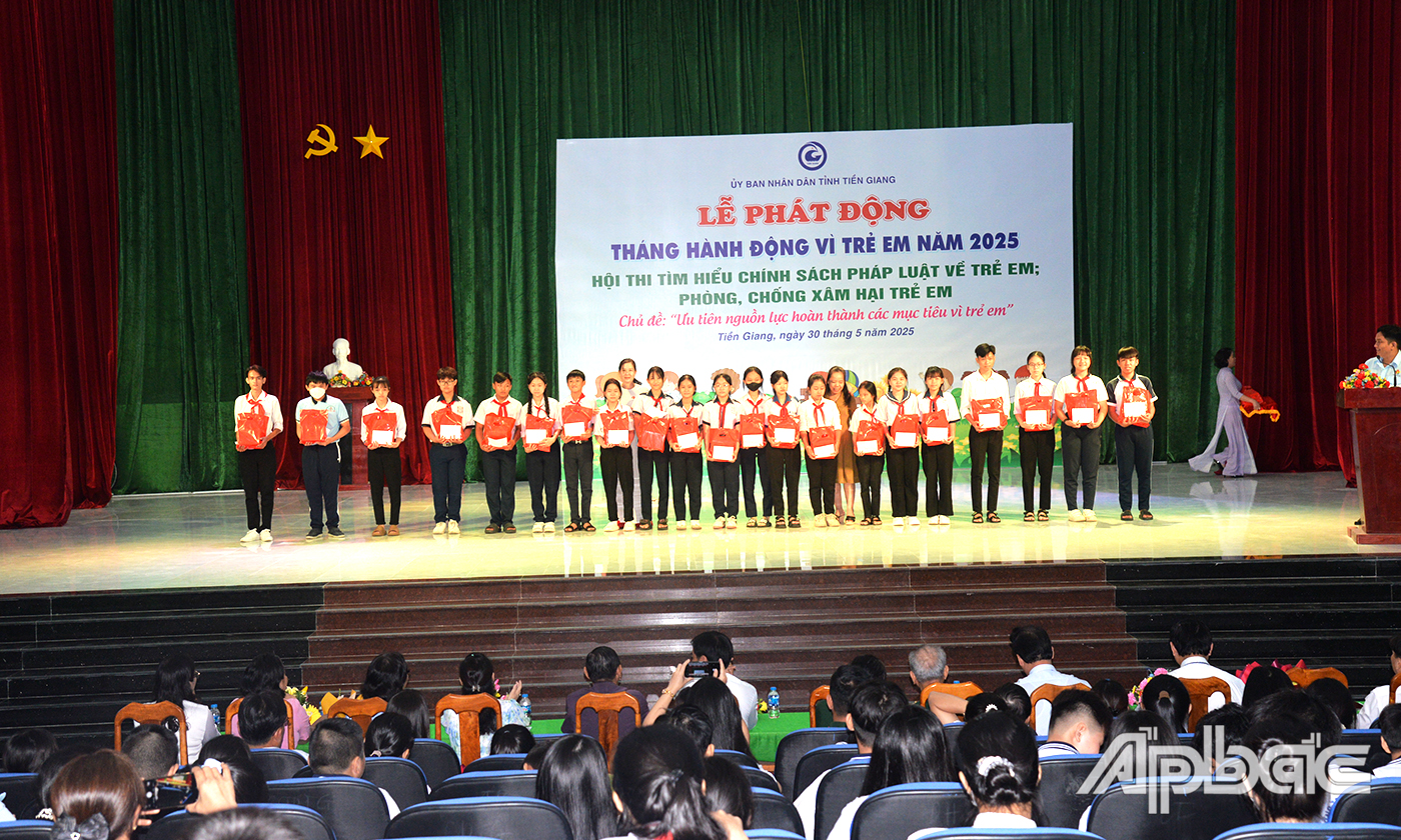 Có 55 học sinh được nhận học bổng và quà tại lễ phát động Tháng hành động Vì trẻ em năm 2025