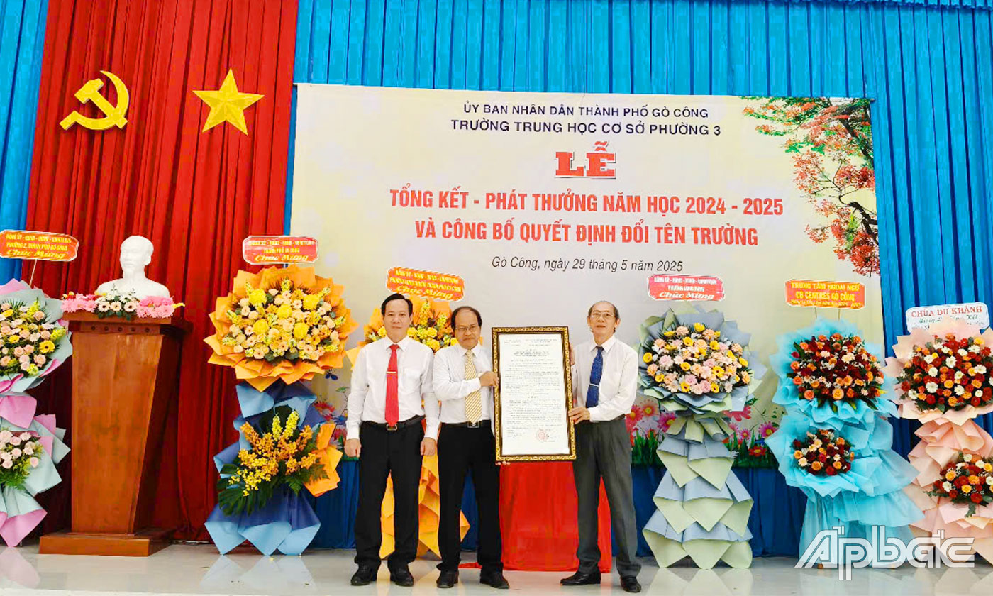 Ông Giản Bá Huỳnh, Phó bí thư Thành ủy, Chủ tịch ủy ban nhân dân thành phố Gò Công trao quyết định đổi tên trường
