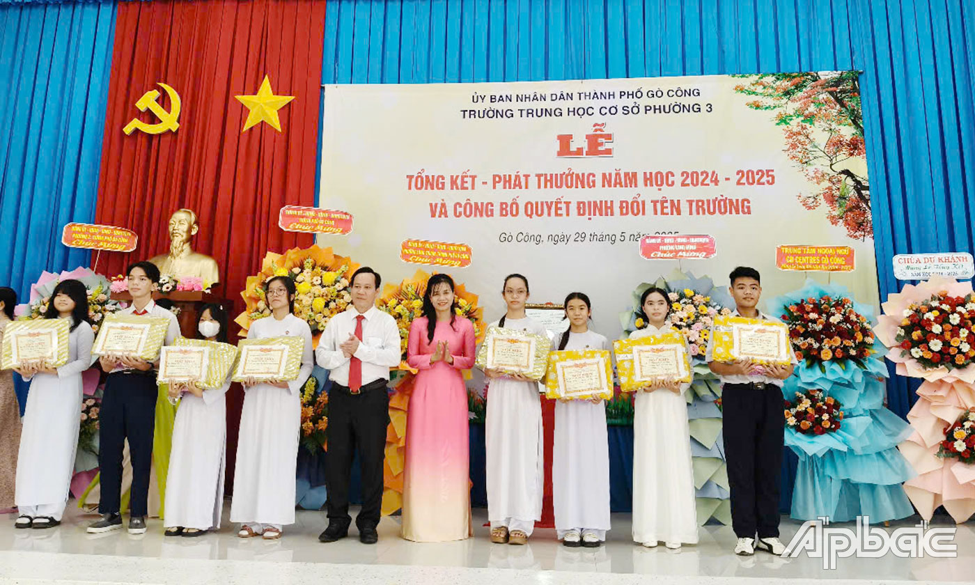 Ông Giản Bá Huỳnh, Phó bí thư Thành ủy, Chủ tịch ủy ban nhân dân thành phố Gò Công trao thưởng cho học sinh 