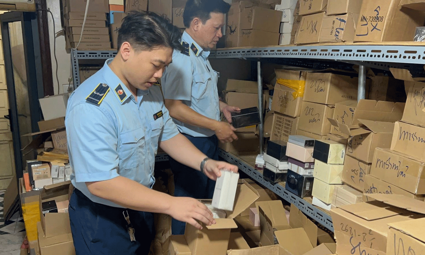 Lực lượng Quản lý thị trường phát hiện số lượng lớn sản phẩm là nước hoa mang các thương hiệu danh tiếng toàn cầu như Giovani, Dior, Louis Vuitton, Armani...