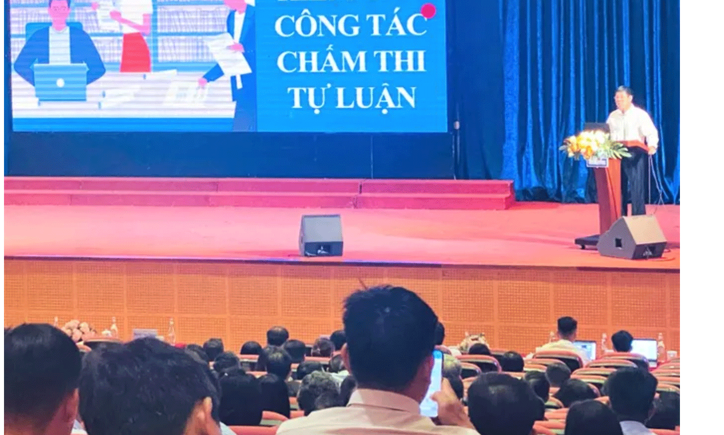 GS Huỳnh Văn Chương, Cục trưởng Cục Quản lý chất lượng (Bộ GD-ĐT) trình bày các nội dung của công tác thanh tra, kiểm tra.- Ảnh: THANH HÙNG 