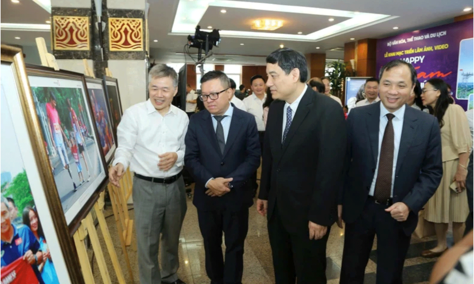 Các đại biểu tham quan triển lãm công nghiệp văn hóa. (Ảnh: PV)