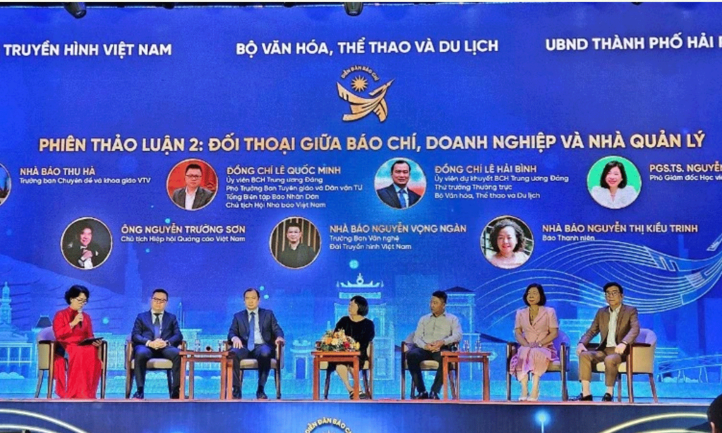 Đối thoại giữa báo chí, doanh nghiệp và nhà quản lý.