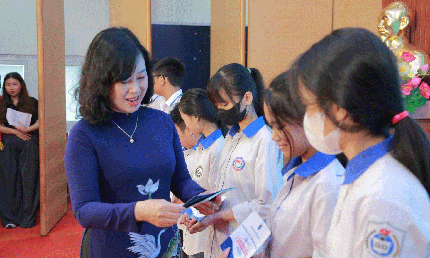  Bộ trưởng Bộ Y tế trao quà cho các em tại Lễ phát động Tháng hành động vì trẻ em năm 2025.