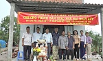 Bàn giao nhà đại đoàn kết cho hộ cận nghèo ở xã Phú Đông