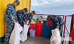 Giữ màu xanh đại dương - Hành động từ trái tim người lính biển