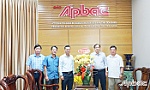 Liên đoàn Lao động tỉnh Tiền Giang chúc mừng Báo Ấp Bắc nhân dịp 21-6